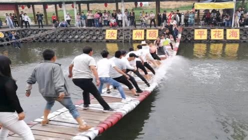 贵州充满笑声的惊险网红摇摇桥